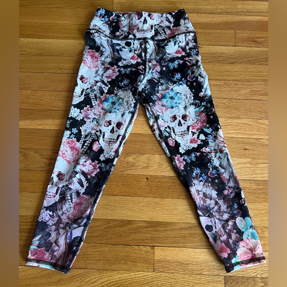 Size S Womens ankle cropped skull and flower printed leggings.
